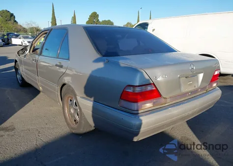 1999 Mercedes-Benz S 320 из США, поврежденный, VIN WDBGA33G5XA421897